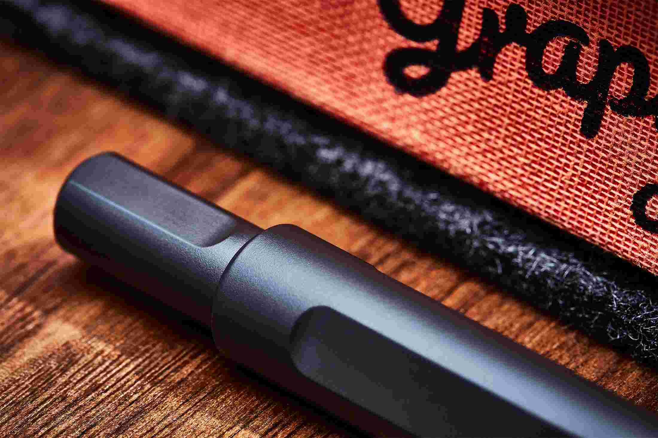 Close up detail of the twist on the top of the black pen.