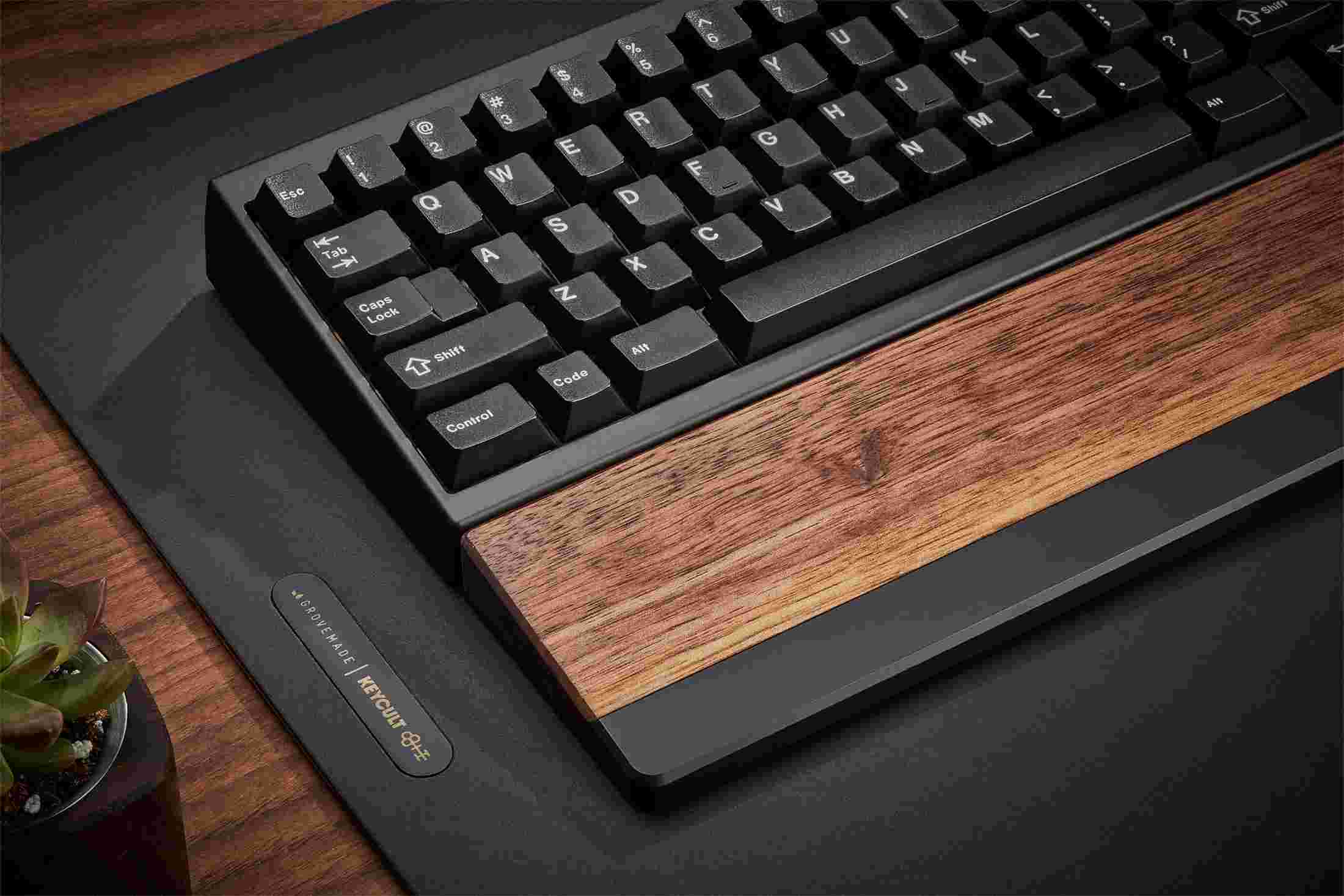 Detail of the natural wood grain on the Grovemade x Keycult wrist rest.
