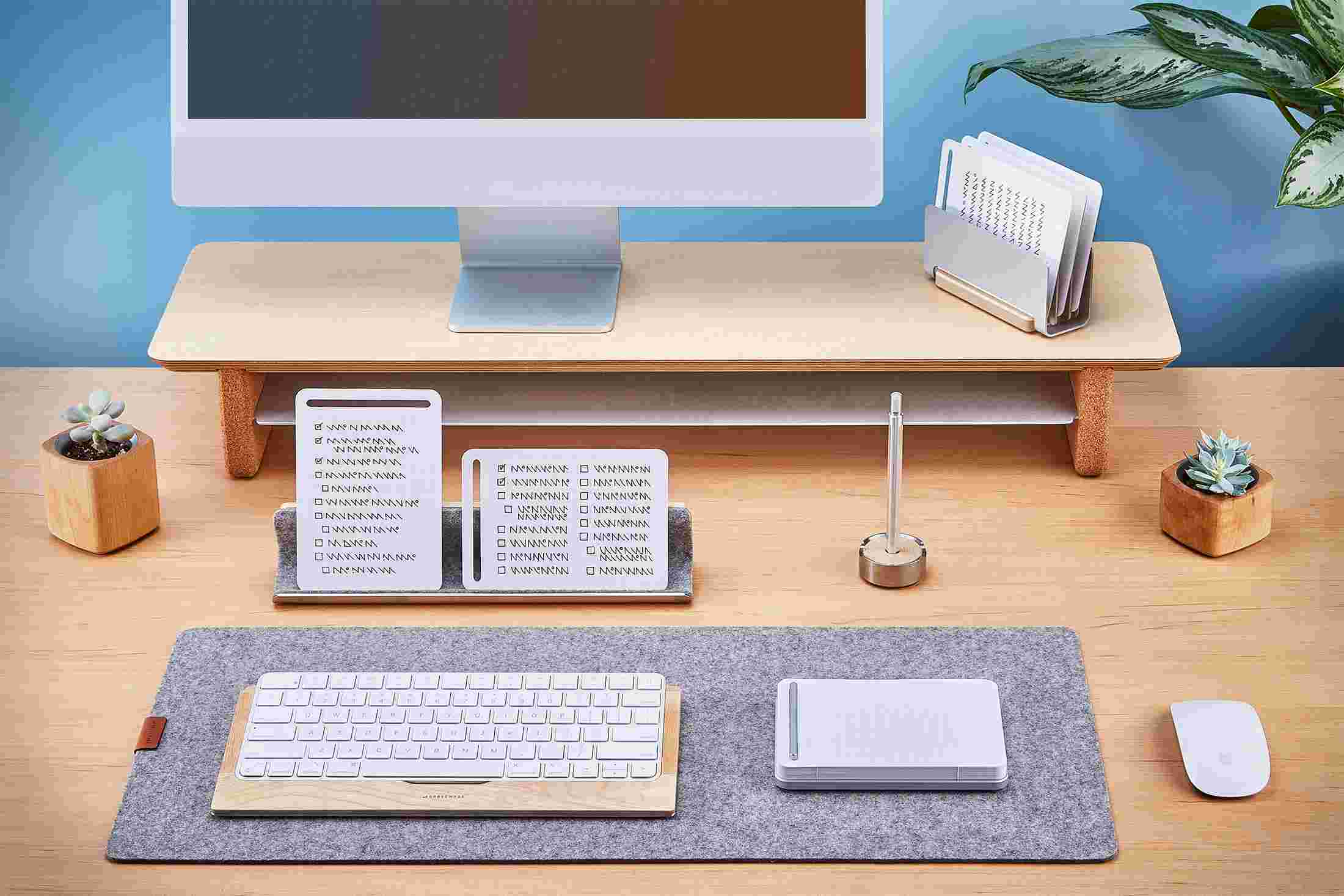 The Maple Note-Taking kit, with notepad for jotting ideas, display rail for processing notes, and vertical organizer for filing and archiving.