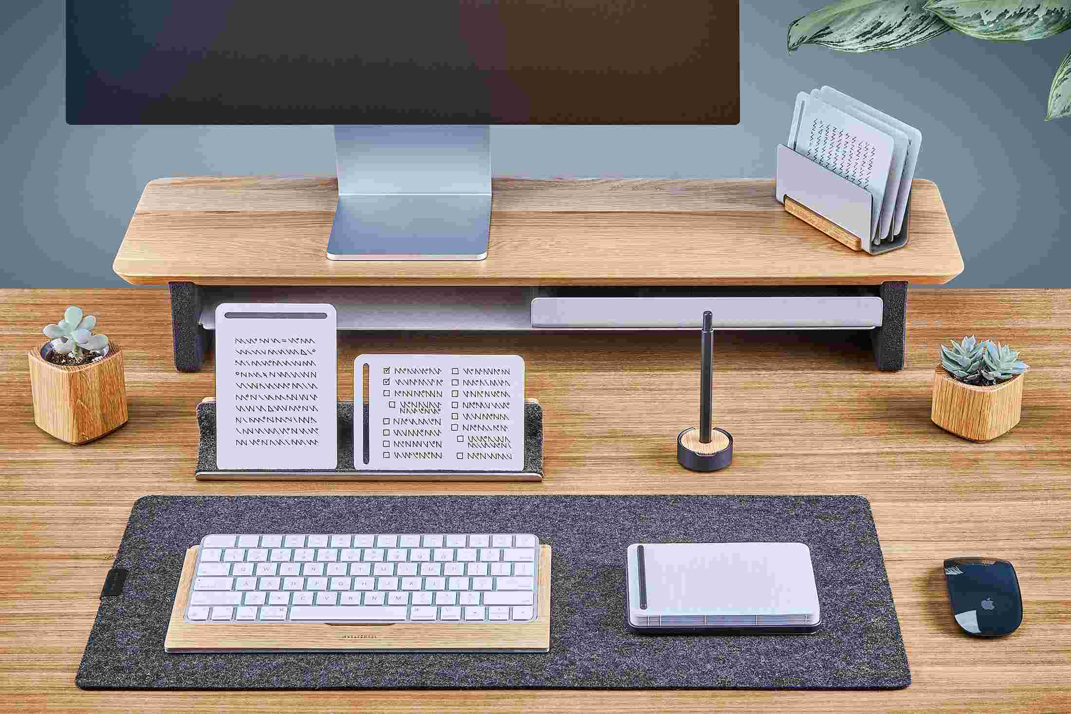 The Oak Note-Taking kit, with notepad for jotting ideas, display rail for processing notes, and vertical organizer for filing and archiving.