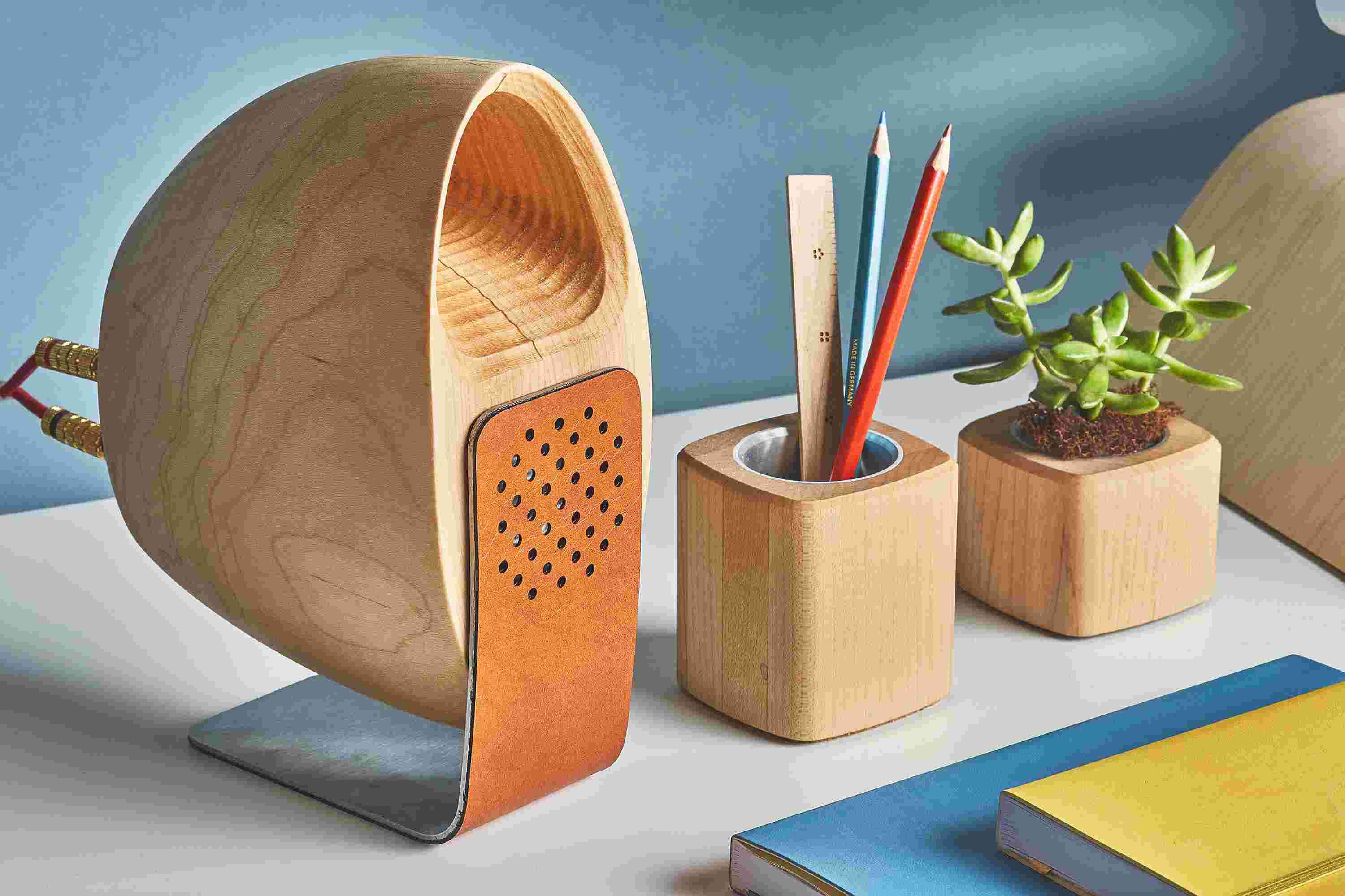 Front view of the seashell speaker design on the wooden desk speaker.
